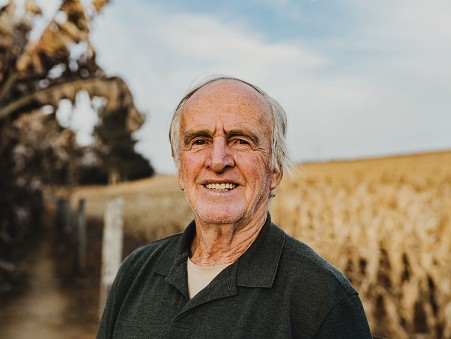 Proprietário idoso doa as terras da sua família à Fundação Terra Agora para que fiquem protegidas para sempre. - Elderly landowner donating his family land to Fundação Terra Agora so it can be protected forever.